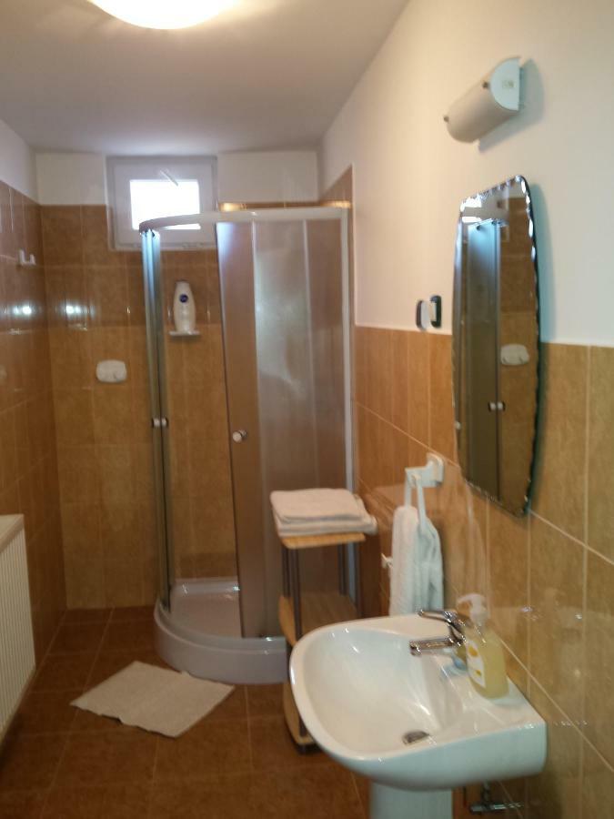 Eszter Vendeghaz Hotell Izvoru Crisului Exteriör bild