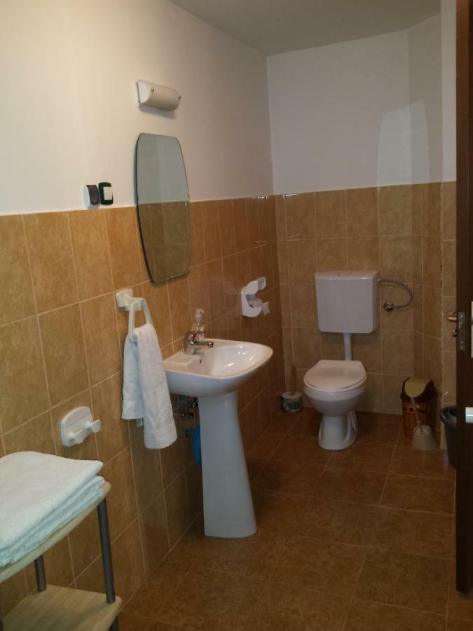 Eszter Vendeghaz Hotell Izvoru Crisului Exteriör bild