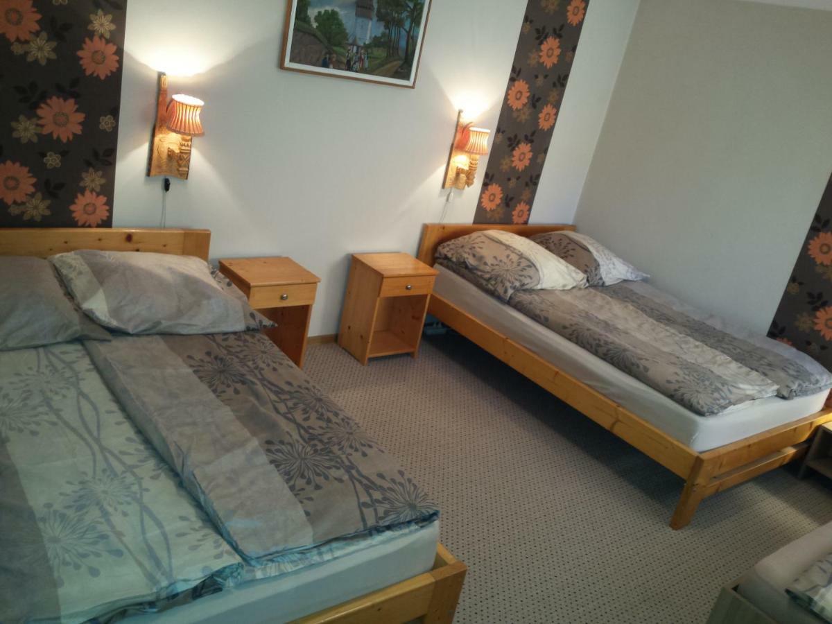 Eszter Vendeghaz Hotell Izvoru Crisului Exteriör bild