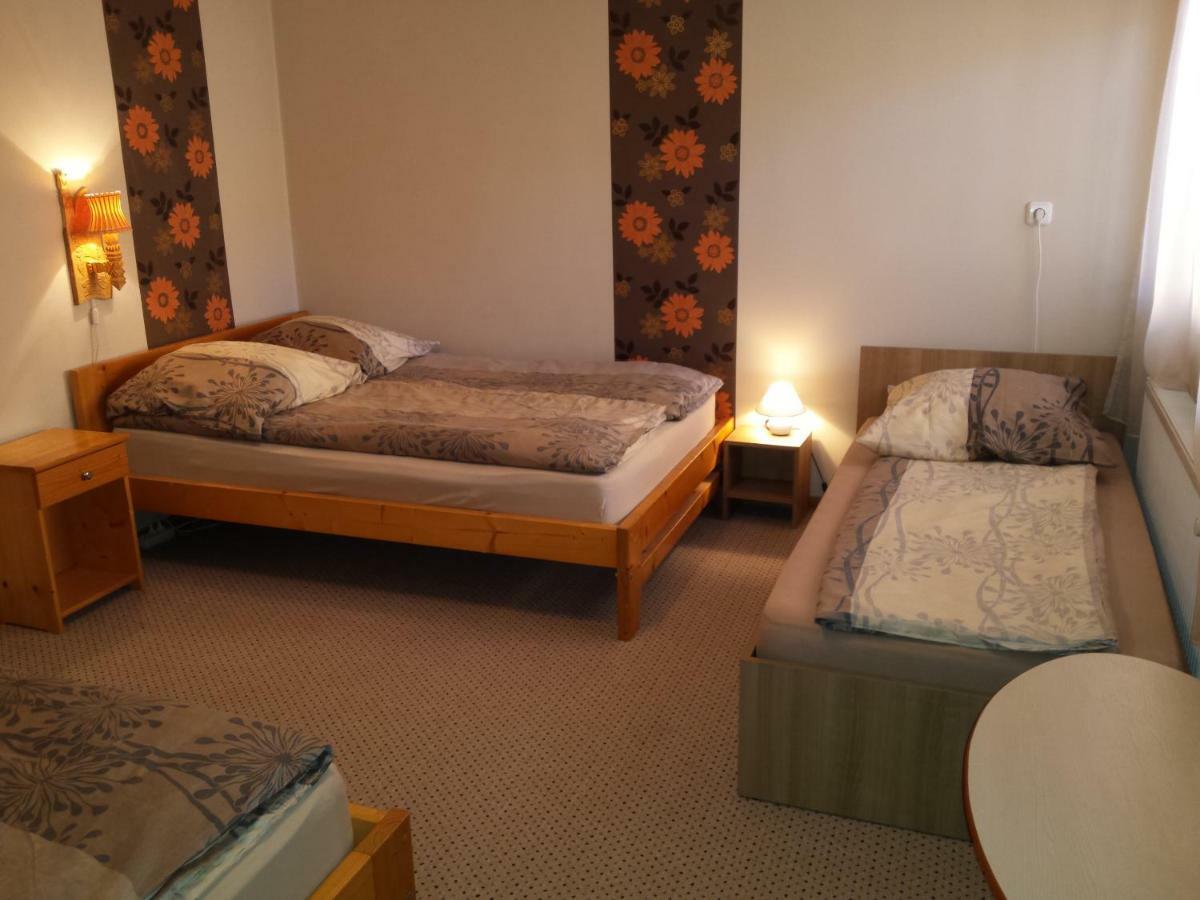 Eszter Vendeghaz Hotell Izvoru Crisului Exteriör bild