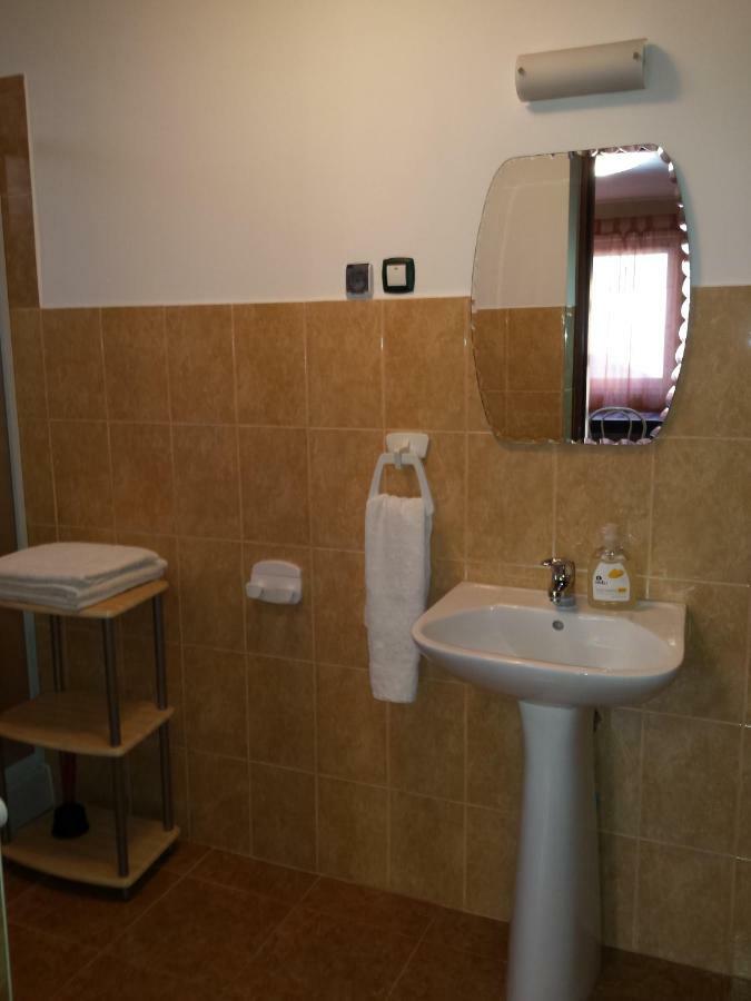 Eszter Vendeghaz Hotell Izvoru Crisului Exteriör bild