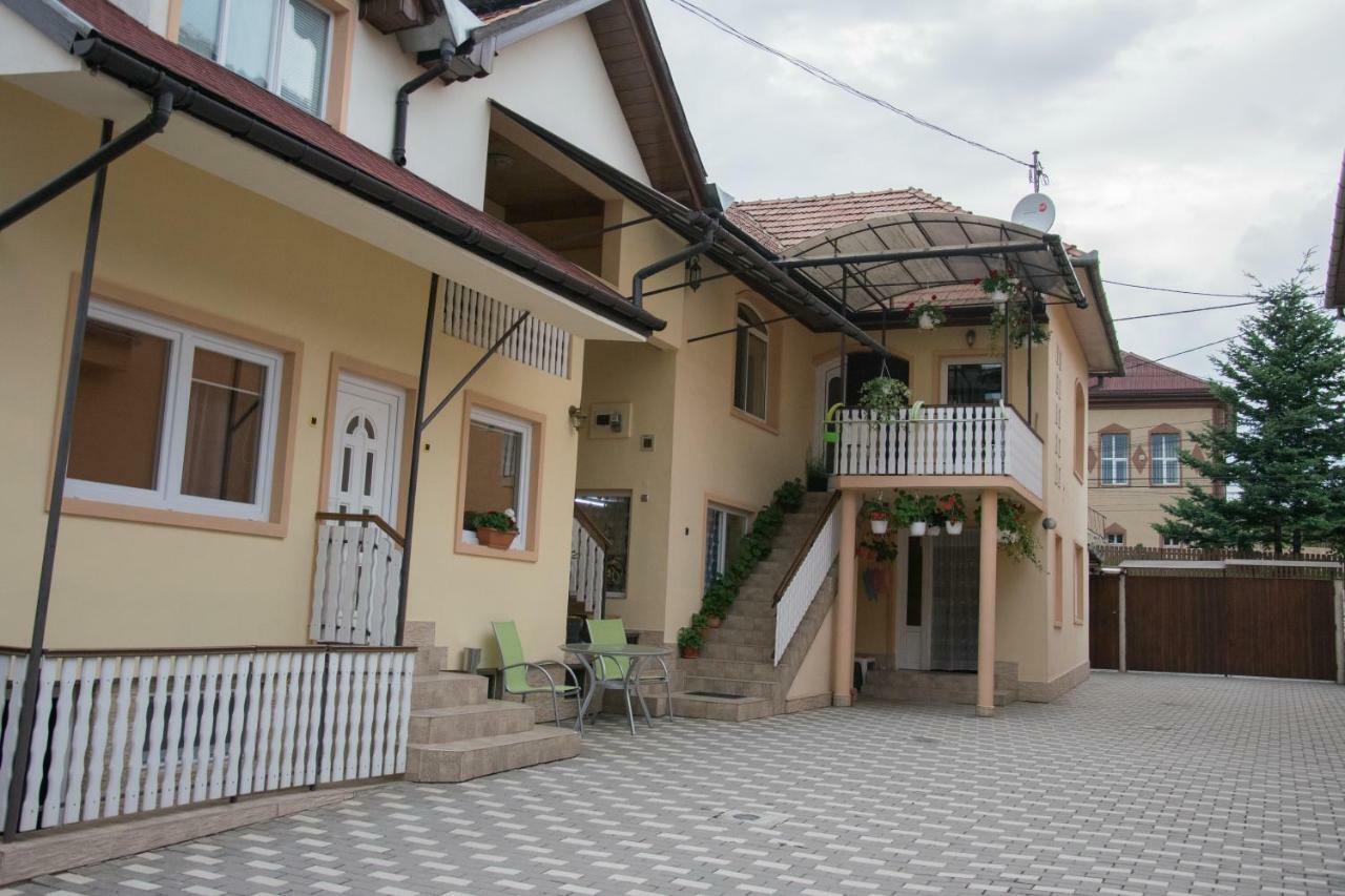 Eszter Vendeghaz Hotell Izvoru Crisului Exteriör bild