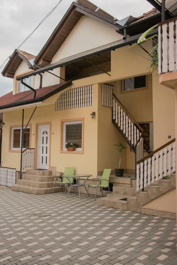 Eszter Vendeghaz Hotell Izvoru Crisului Exteriör bild